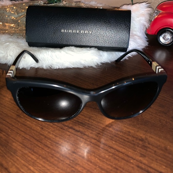 Burberry sun glasses - Picture 2 of 8